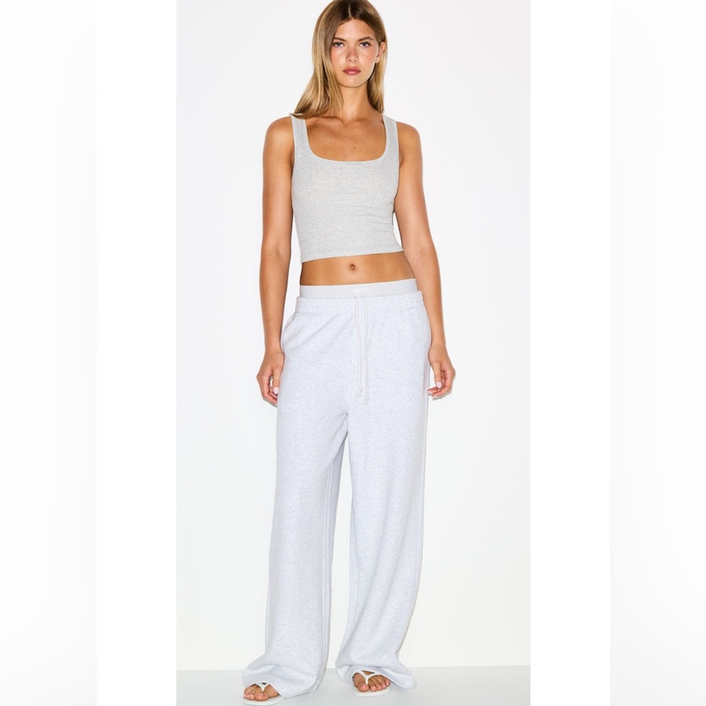 SKIMS COTTON FLEECE OVERSIZED DOUBLE
WAISTBAND PANT - Picture 2 of 4